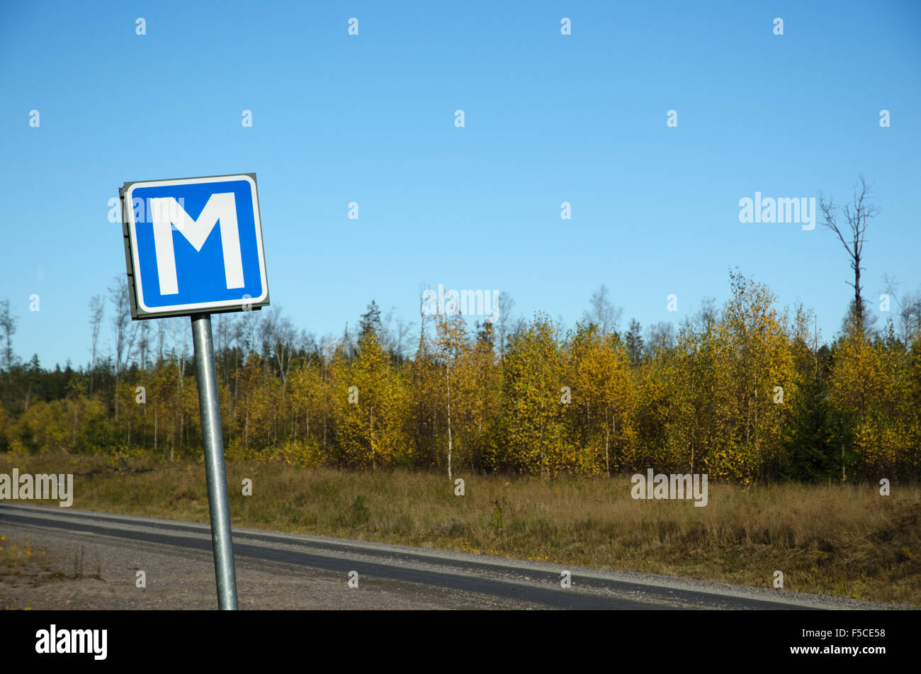 Point de passage signe de route dans un paysage aux couleurs de l'automne Banque D'Images