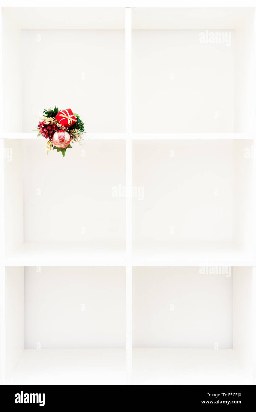 Décoration de Noël sur étagère blanche verticale avec six boîtes cubiques et copy space Banque D'Images