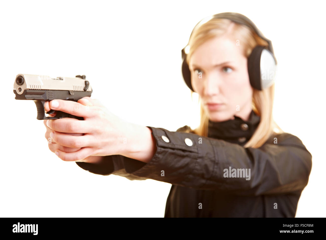 Jeune femme avec des pistolet et la protection des oreilles Banque D'Images