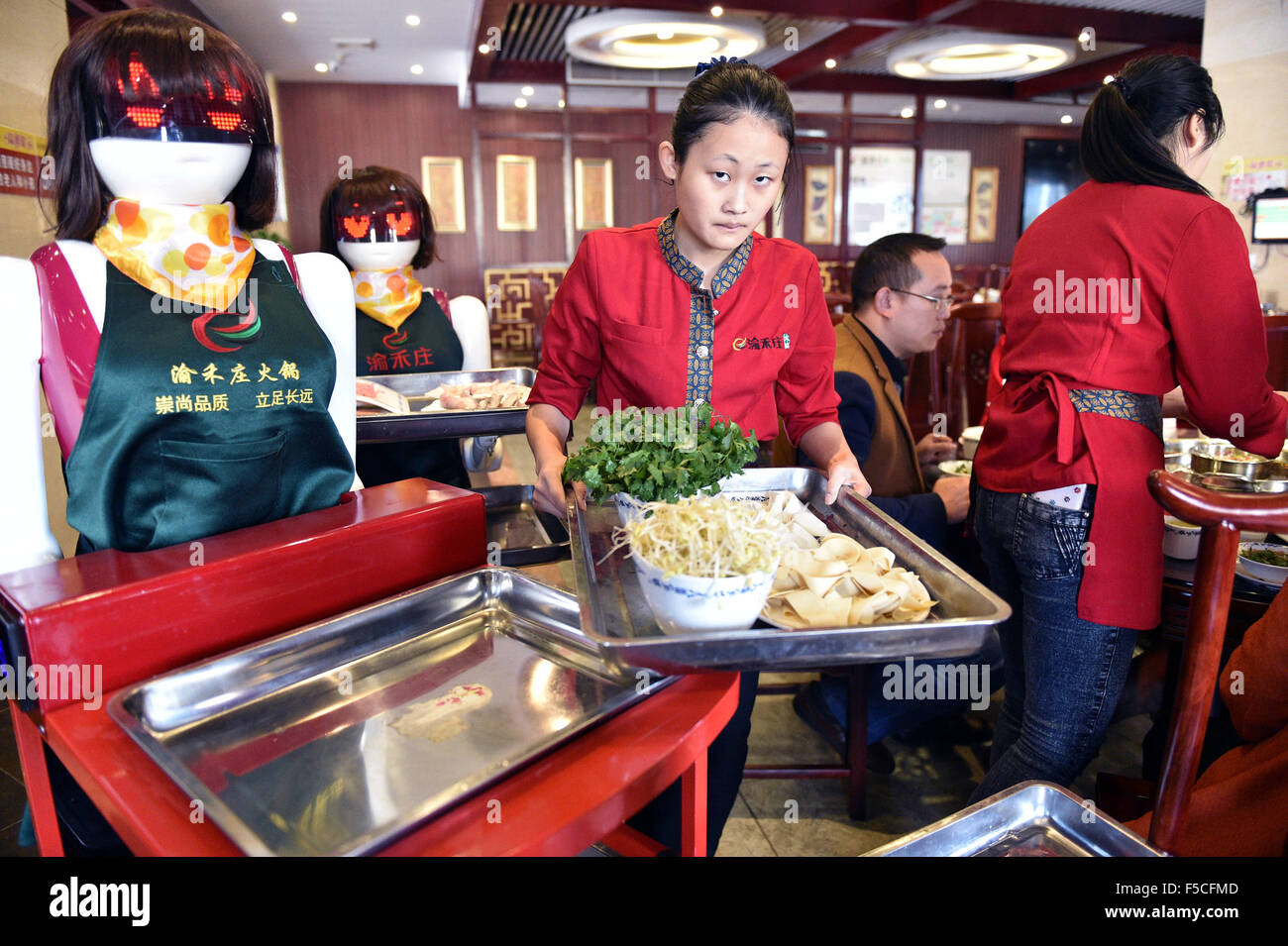 Chongqing, Chine. 1er novembre 2015. Serveurs Robot servir un pot chaud plats au restaurant à Yunyang Comté de Chongqing, au sud-ouest de la Chine, le 1 novembre 2015. Le robot-serveur, environ 1,6 mètres de hauteur et 150 kilogrammes de poids, travaille avec l'induction électromagnétique capteurs. Credit : Liu Yuan/Xinhua/Alamy Live News Banque D'Images