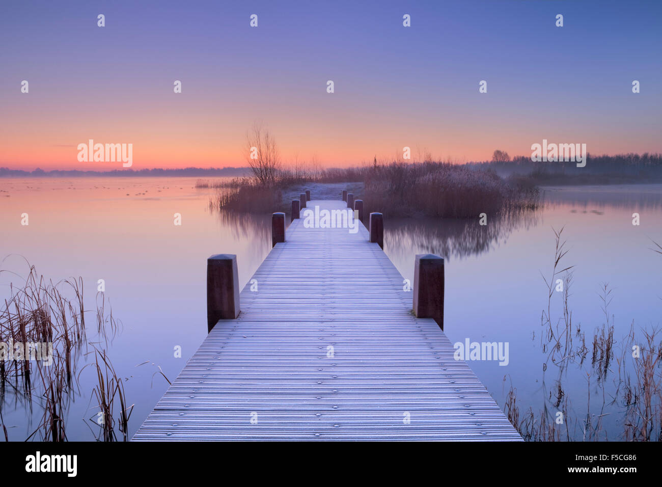 Un lac tranquille dans les Pays-Bas avec une promenade sur un matin tôt. Banque D'Images