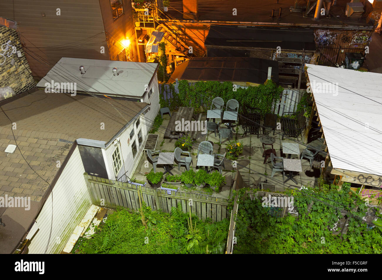 Un patio extérieur au marché Kensington entouré par les mauvaises herbes, envahi par la vu de dessus. Toronto, Ontario, Canada. Banque D'Images