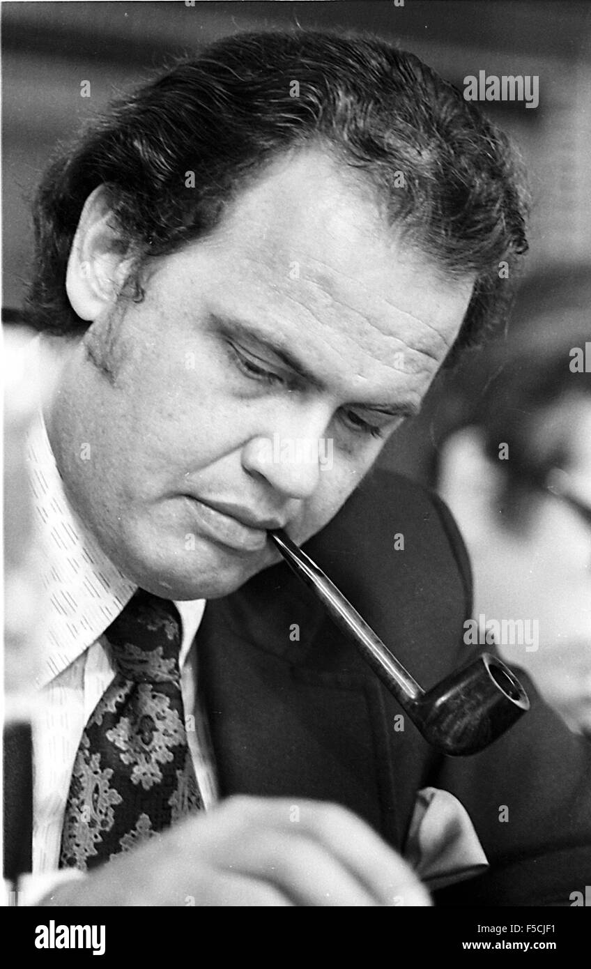 Dans cette photo, l'ancien sénateur Fred Thompson (républicain de l'Illinois), est décrit comme il fume la pipe en lisant des notes quand il a servi en tant que minorité (républicaine) au cours de l'avocat John Dean's témoignage devant le comité du Sénat américain le Watergate, le 25 juin 1973. La famille Thompson a annoncé qu'il est décédé le dimanche, Novembre 1, 2015 à l'âge de 73 ans à Nashville, Tennessee après une récidive d'un lymphome. Credit : Bernhard Schopper/CNP - AUCUN FIL SERVICE - Banque D'Images Dans cette photo, l'ancien sénateur Fred Thompson (républicain de l'Illinois), est décrit comme il fume la pipe en lisant des notes quand il a servi en tant que minorité (républicaine) au cours de l'avocat John Dean's témoignage devant le comité du Sénat américain le Watergate, le 25 juin 1973. La famille Thompson a annoncé qu'il est décédé le dimanche, Novembre 1, 2015 à l'âge de 73 ans à Nashville, Tennessee après une récidive d'un lymphome. Credit : Bernhard Schopper/CNP - AUCUN FIL SERVICE - Banque D'Images