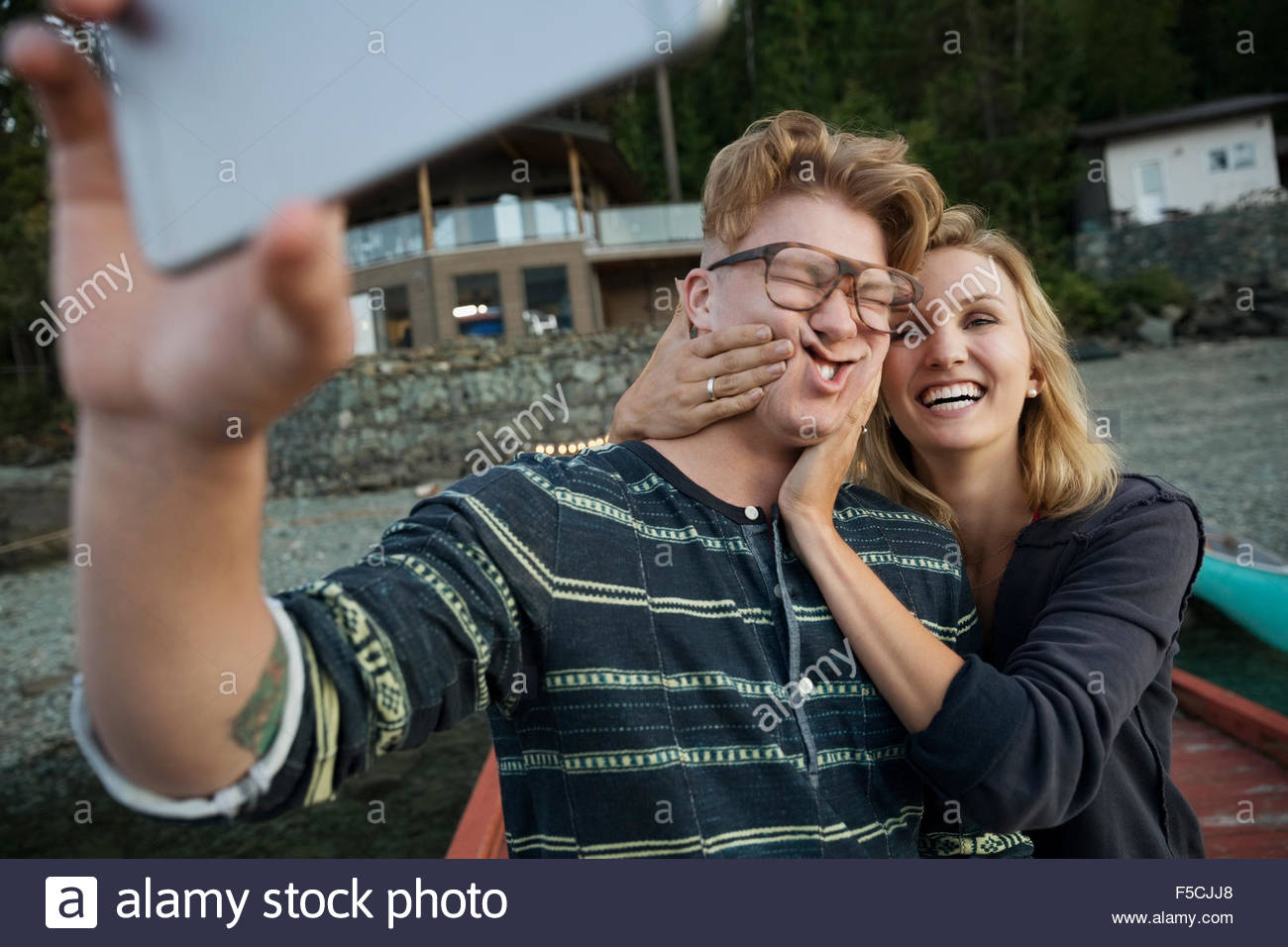 Playful couple making a face prenant selfies Banque D'Images