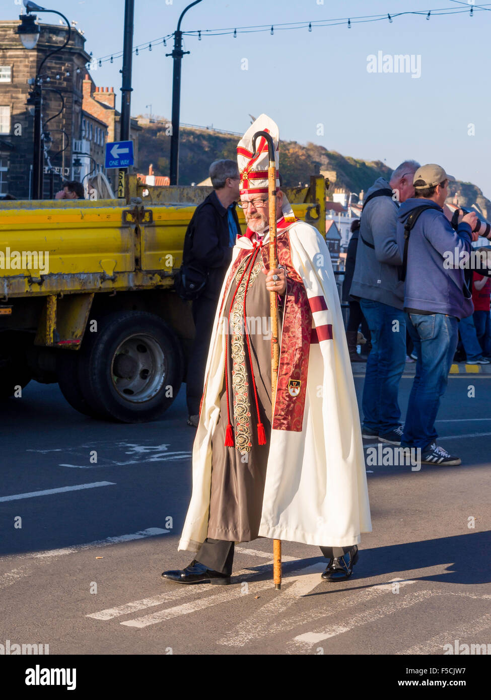 Un homme vêtu comme un évêque à la Whitby Goth semaine fin novembre 2015 Banque D'Images