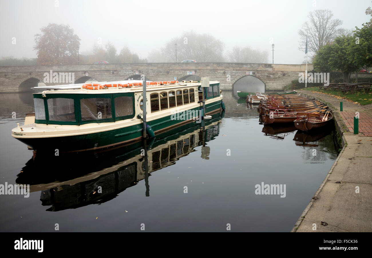 Bateaux amarrés sur la rivière Avon par temps brumeux, Stratford-upon-Avon, Royaume-Uni Banque D'Images