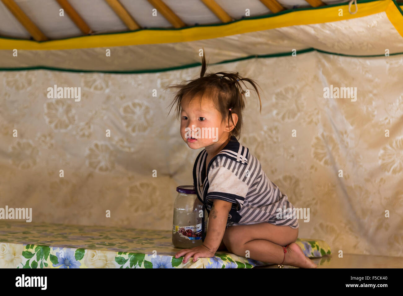 Enfant dans un Ger mongole Banque D'Images