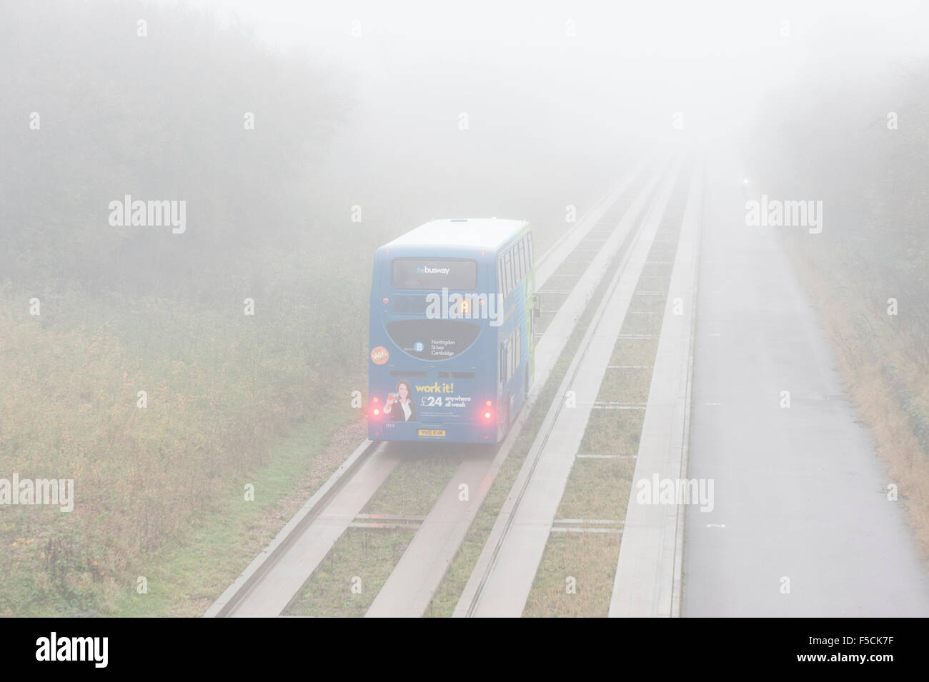 Cambridgeshire, Royaume-Uni. 09Th Nov, 2015. Une visite guidée en bus en direction de Cambridge sur la voie de bus guidé dans un épais brouillard pendant le trajet du matin. La douceur du début de novembre devrait se poursuivre avec plus d'automne brouillard dans la matinée de demain. Credit : Julian Eales/Alamy Live News Banque D'Images