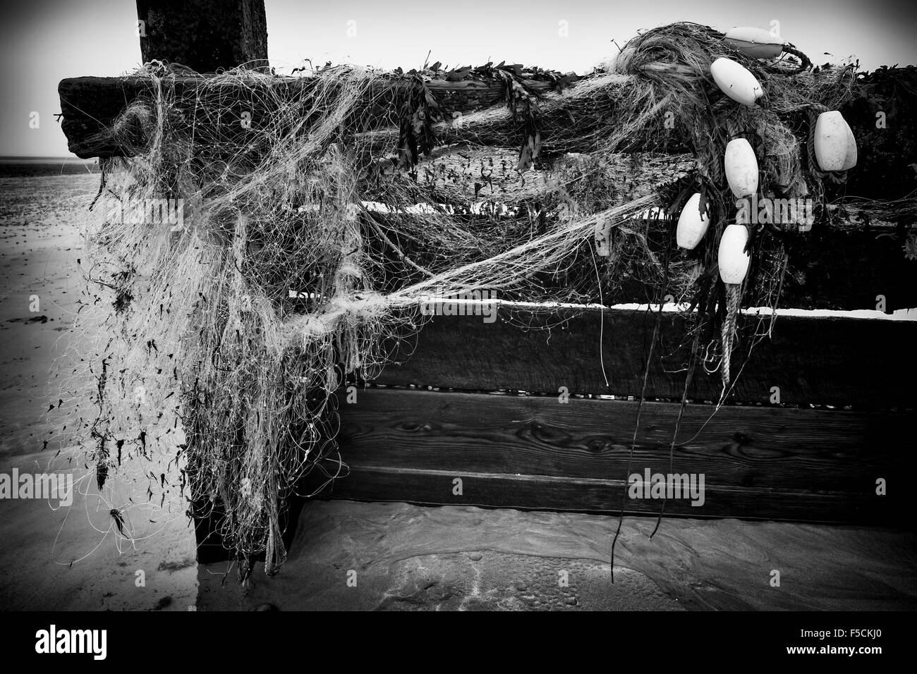 Les filets de pêche pris sur un épi sur 01/11/2015 à Worthing Beach, Worthing. Photo par Julie Edwards. Note de la rédaction : Cette image a été convertie en monochrome. Banque D'Images