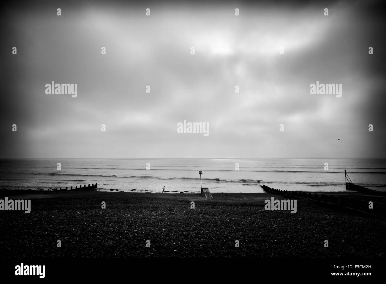 Un matin brumeux sur 01/11/2015 à Worthing Beach, Worthing. Photo par Julie Edwards. Note de la rédaction : Cette image a été convertie en monochrome. Banque D'Images