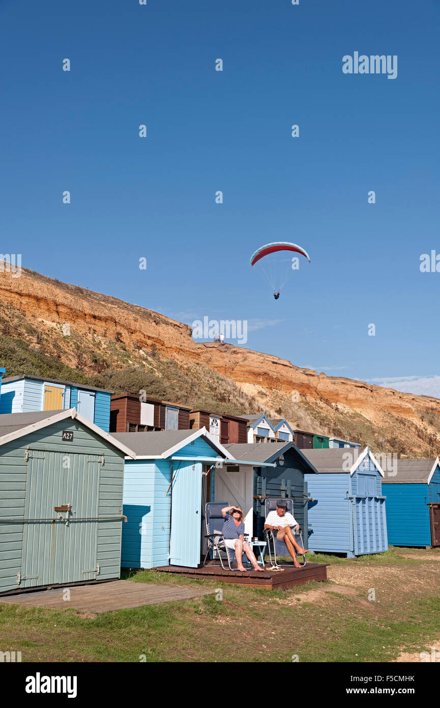 Barton sur mer plage hampshire avec parapentes et cabines de plage Banque D'Images