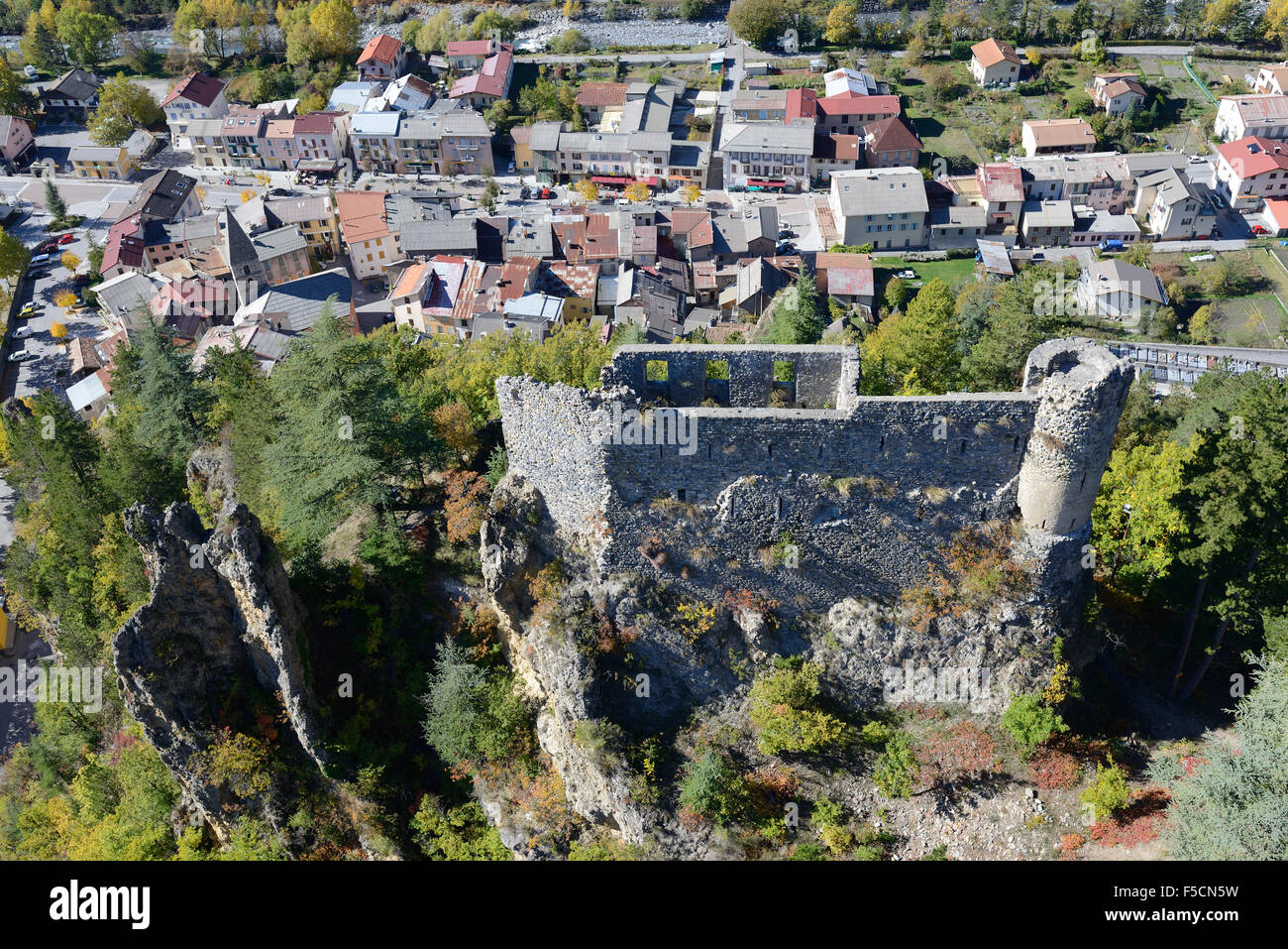 VUE AÉRIENNE.Ruines d'un château médiéval surplombant le village de Guilleraumes sur la rive gauche du Var.Alpes-Maritimes, France. Banque D'Images