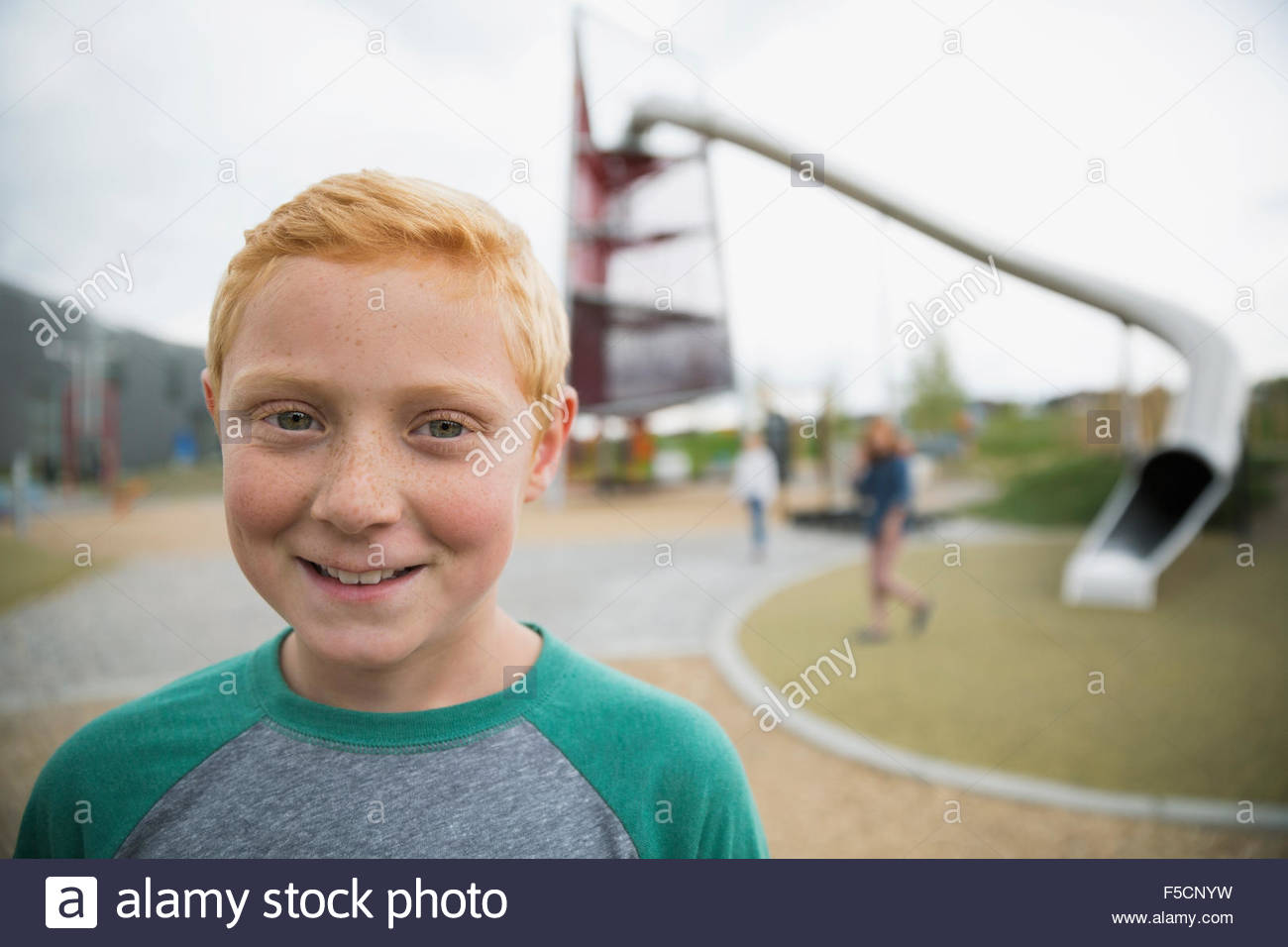 Close up portrait of smiling boy red hair jeux pour enfants Banque D'Images