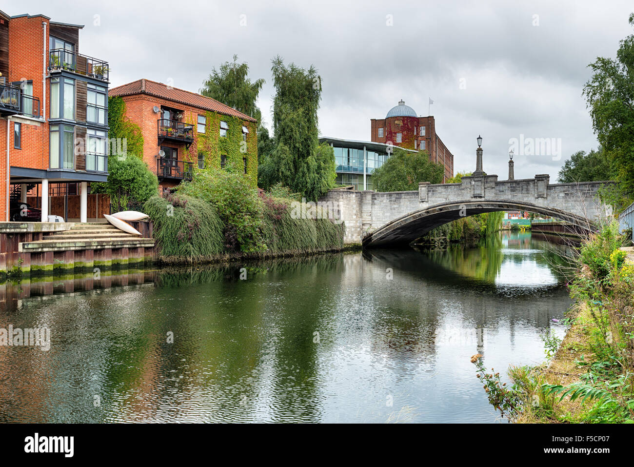 Un pont sur la rivière Yare au centre-ville de Norwich dans le Norfolk Banque D'Images