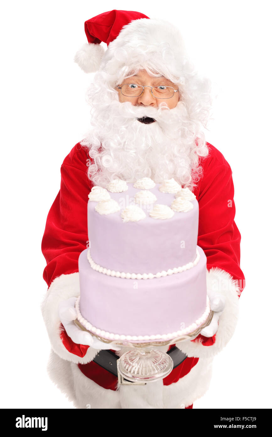 Shot verticale du Père Noël tenant un grand gâteau et regardant la caméra isolé sur fond blanc Banque D'Images