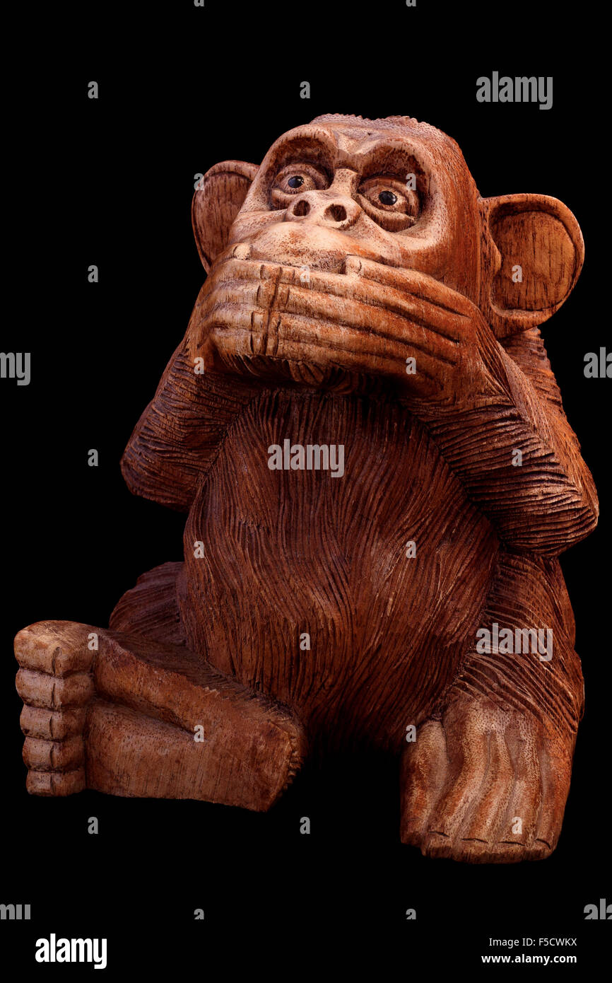 La statuette du singe. Figurine en bois sur un fond noir. Banque D'Images