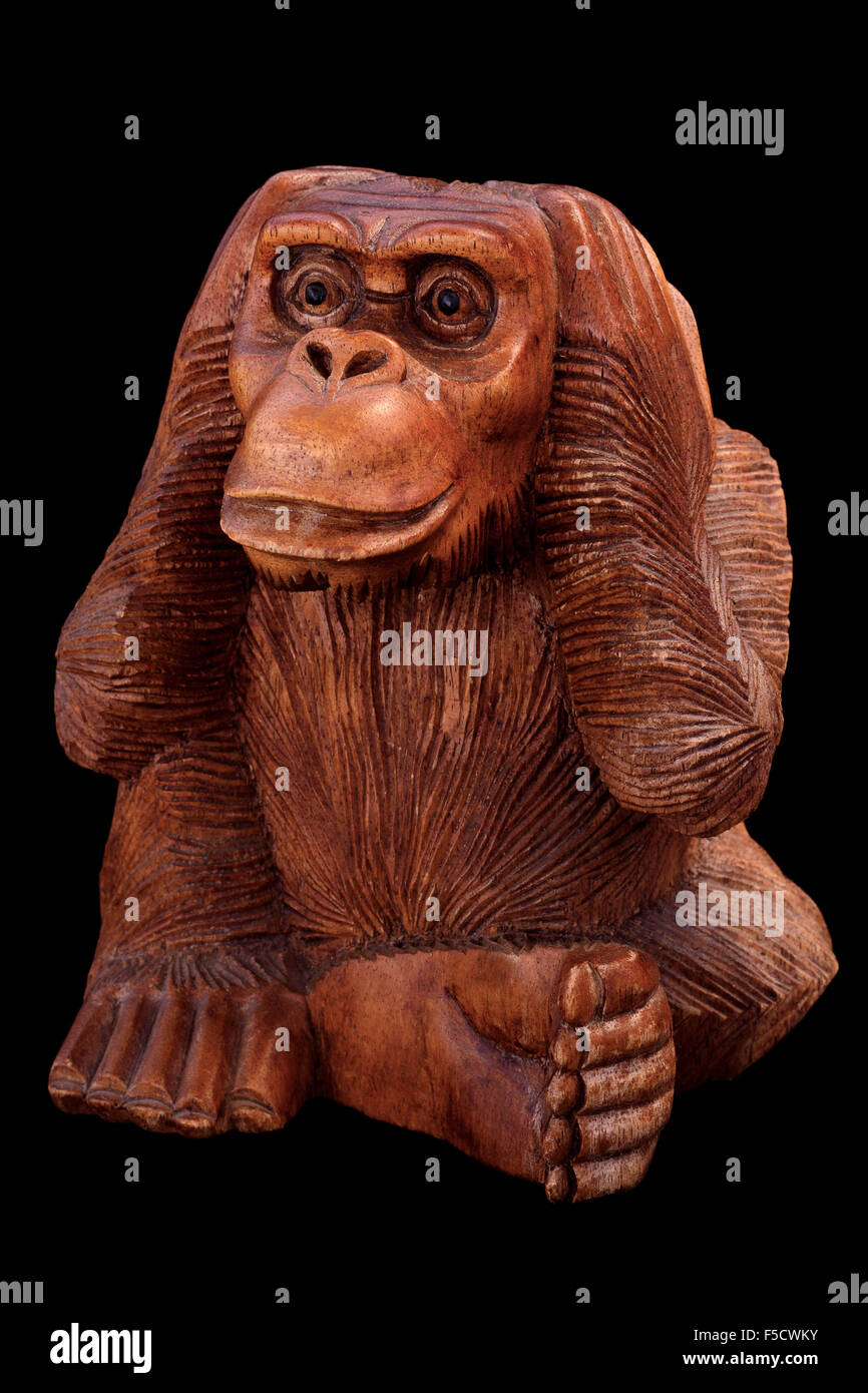 La statuette du singe. Figurine en bois sur un fond noir. Banque D'Images