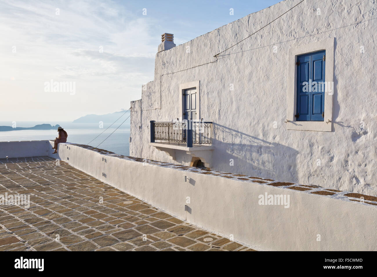 Girl profitant d'une vue sur la mer Égée depuis Plaka village de île de Milos, Grèce Banque D'Images