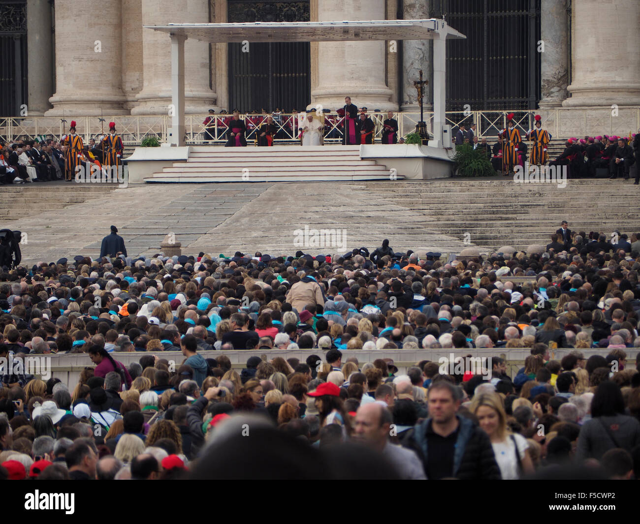 Une immense foule se rassemble pour la messe par le Pape François sur la place Saint Pierre au Vatican. Banque D'Images