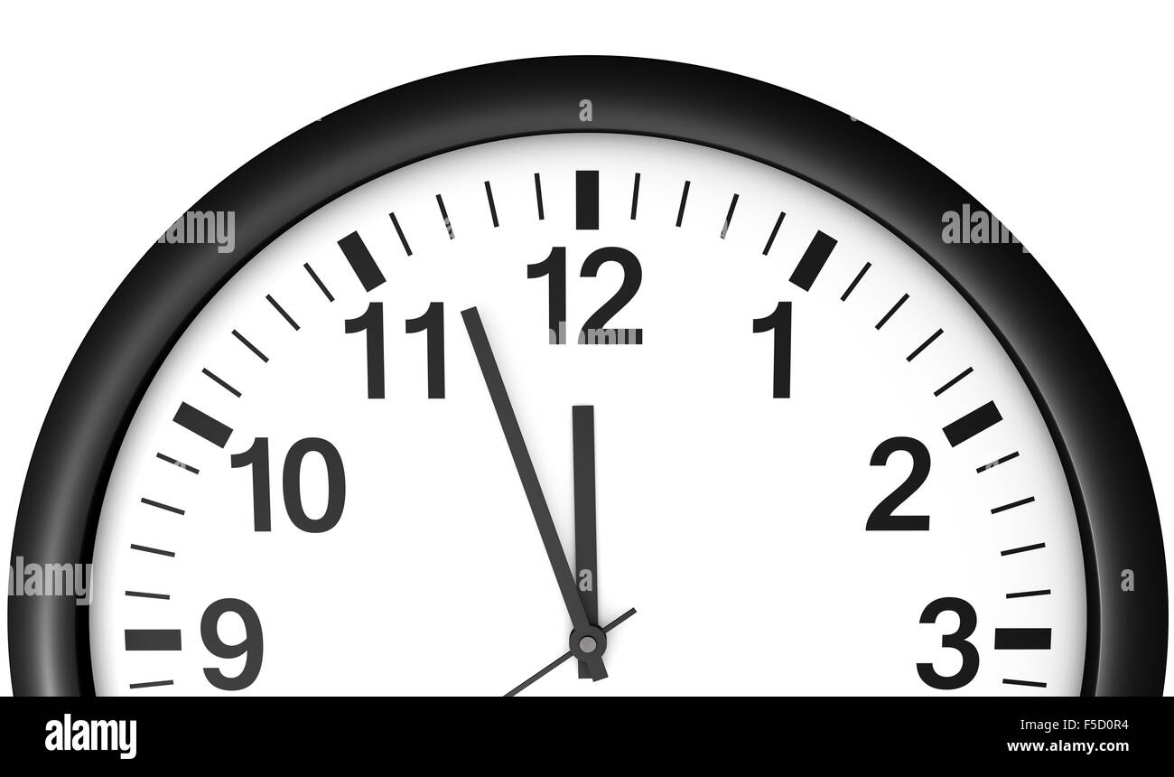 Concept de temps avec une vue de face d'un noir et blanc horloge murale avec design propre montrant presque minuit. Banque D'Images