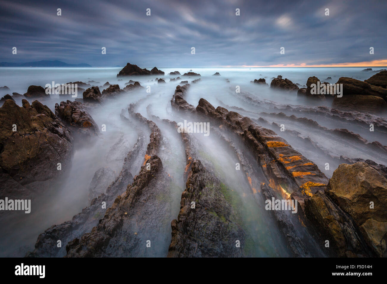 La magnifique plage de Barrika, en Biscaye, Pays Basque, Espagne, sur un ciel nuageux en soirée. Banque D'Images