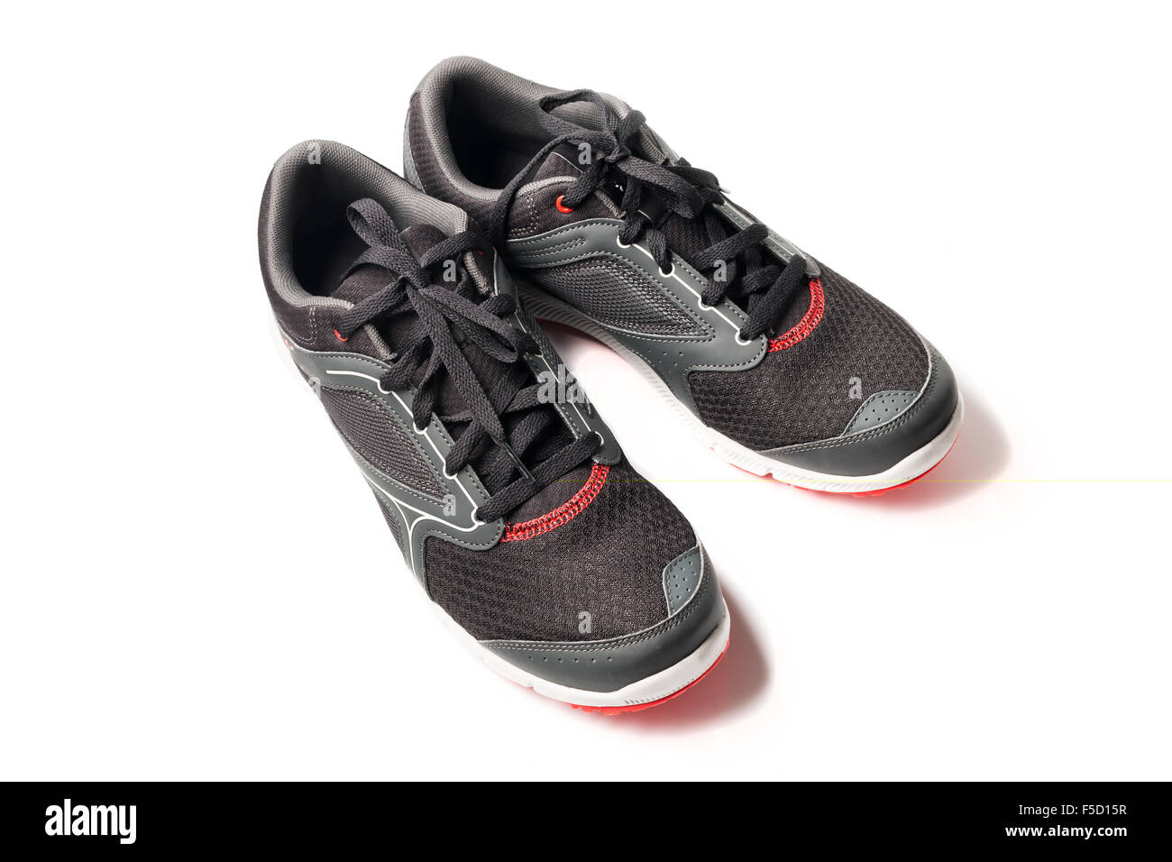Nouvelle chaussure de course sans marque couleur noir et rouge, baskets ou  d'un formateur isolé sur fond blanc Photo Stock - Alamy