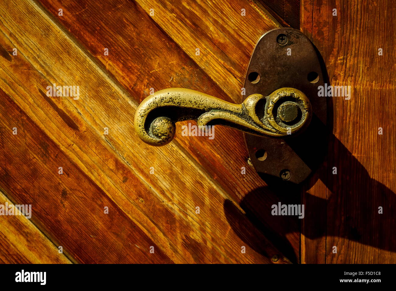 Ancienne poignée bronze sur la porte en bois Banque D'Images