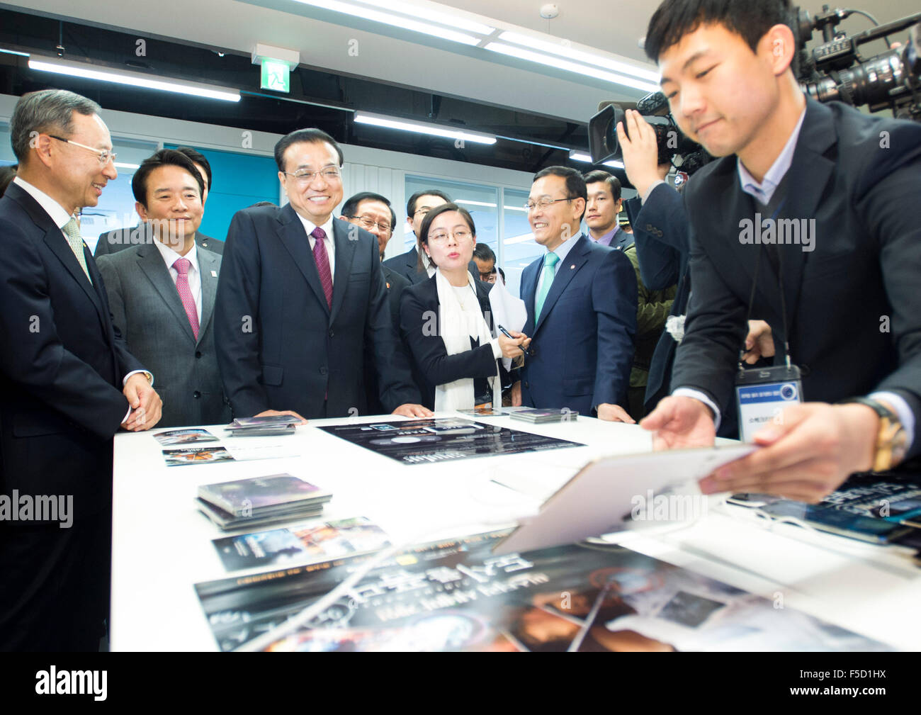 Séoul, Corée du Sud. 2e Nov, 2015. Le Premier ministre chinois Li Keqiang (3L) visite le Centre de Gyeonggi pour une économie créative et l'innovation dans la province de Gyeonggi, en Corée du Sud, 2 novembre 2015. Credit : Wang Ye/Xinhua/Alamy Live News Banque D'Images