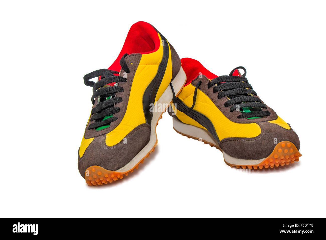 Pratique pour le sport mens sneakers en bleu foncé tissus épais. Présenté sur un fond blanc. Banque D'Images