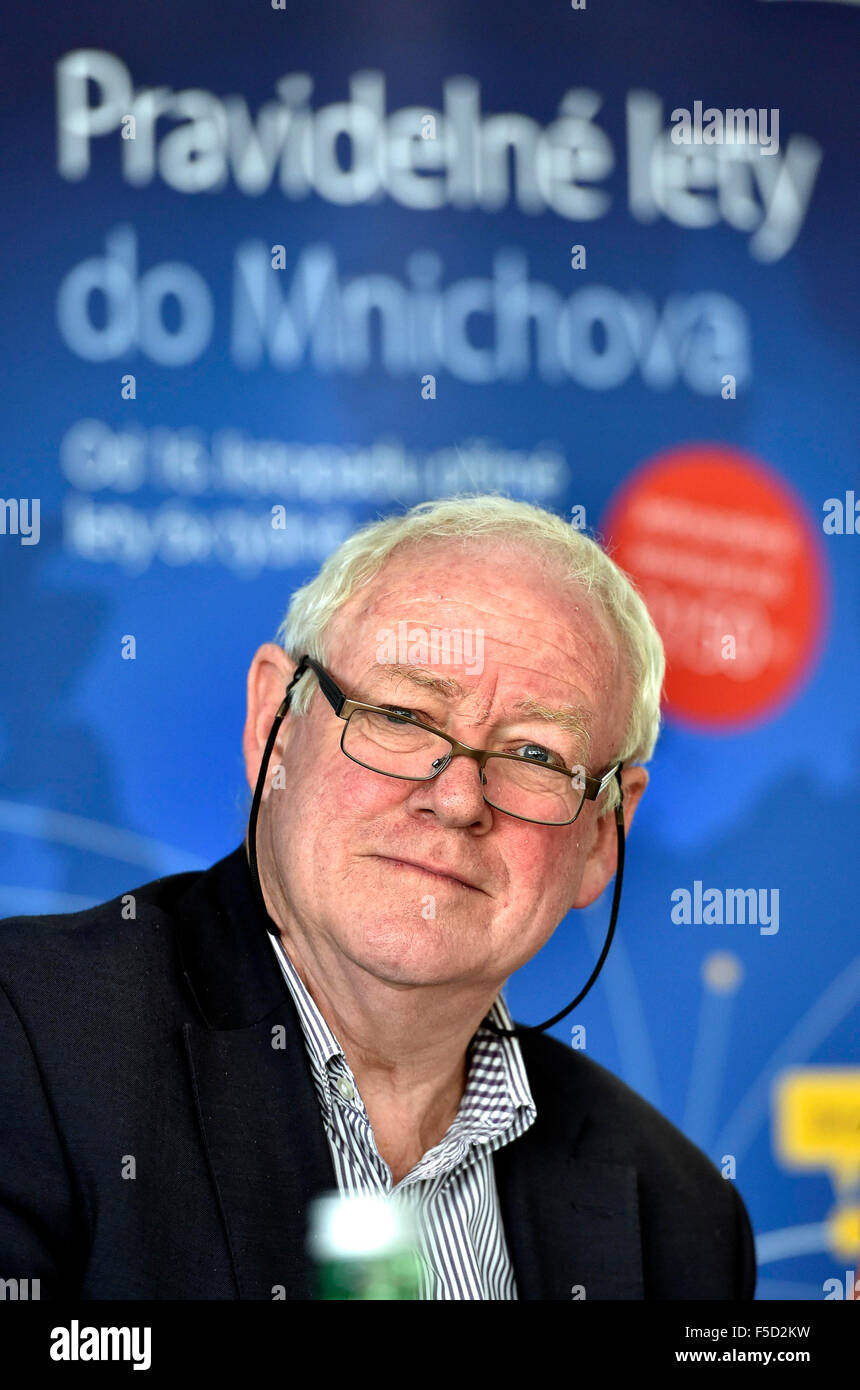 Brno, République tchèque. 09Th Nov, 2015. La compagnie aérienne bmi regional aircraft pour nouvelle route de Brno à Munich a été présenté à Brno, en République tchèque, le 2 novembre 2015. Sur la photo de Ian Woodly bmi regional compagnie aérienne. © Vaclav Salek/CTK Photo/Alamy Live News Banque D'Images