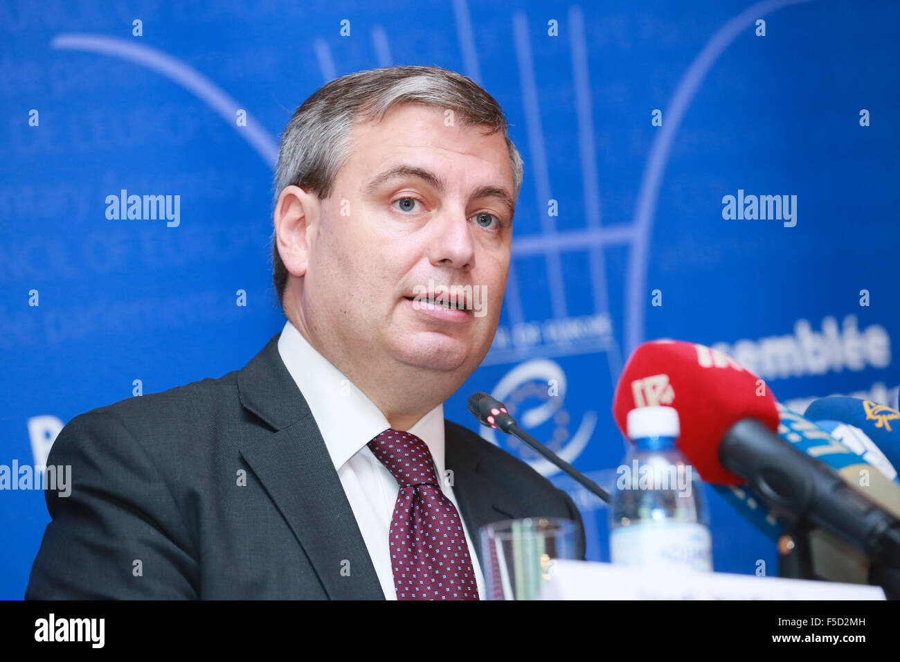 Baku, Azerbaïdjan. 09Th Nov, 2015. Jordi Xucla, chef de la mission d'observation de l'APCE parle à la presse un jour après les élections parlementaires de Bakou, Azerbaïdjan. 2 novembre, 2015. La Mission d'observation des élections de l'Assemblée parlementaire du Conseil de l'Europe (APCE) a été invité par les autorités azerbaïdjanaises à surveiller les élections parlementaires du 1 novembre 2015. La Mission était composée de 28 membres et a été dirigé par Jordi Xucla (Espagne, ADLE). Credit : Aziz Karimov/Alamy Live News Banque D'Images