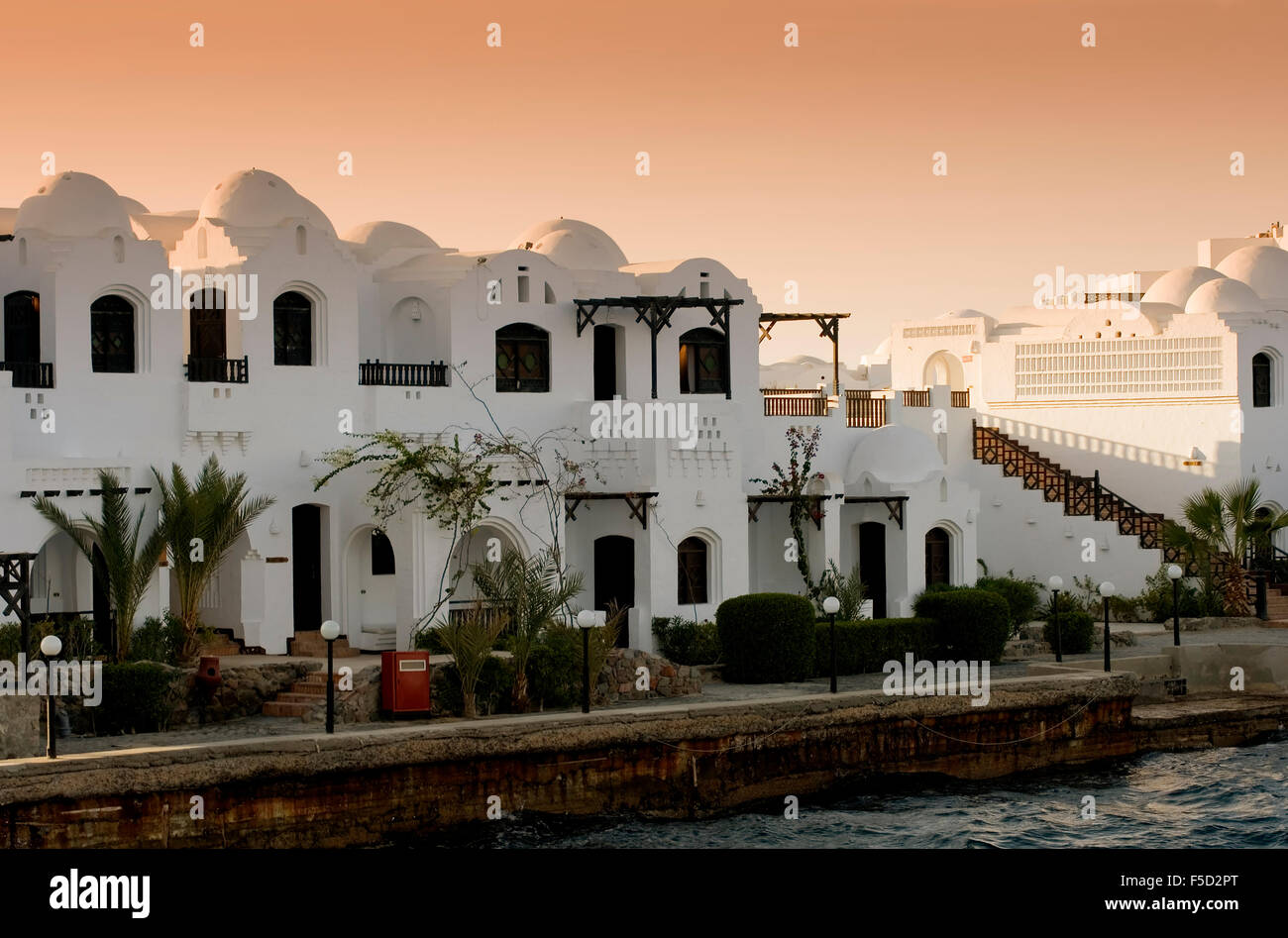 Appartements égyptien de luxe au coucher du soleil. Banque D'Images