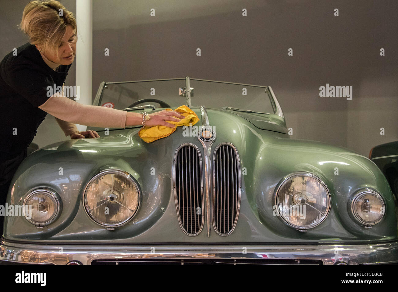 Londres, Royaume-Uni. 09Th Nov, 2015. 949 402 Un Bristol Roadster appartenant à l'actrice hollywoodienne Jean Simmons a un prix de £325 000. Elle a acheté d'un concessionnaire nommé Tony Crook - Hiver Olympia Art & Antiques Fair- dans sa 25e année, le salon accueillera 22 000 visiteurs qui viennent voir plus de 30 000 pièces pour la vente de la 120 concessionnaires triés sur le frpom d'une valeur de £100-£1m. La foire est 2-8 novembre 2015, avec l'ouverture de la réception d'aperçu le 2 novembre à 5h00.. Crédit : Guy Bell/Alamy Live News Banque D'Images