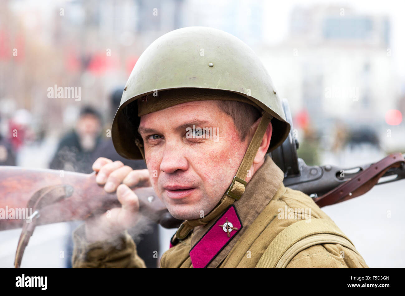 La reconstitution médiévale non identifiés habillé en soldat de l'Armée Rouge au cours d'événements dédiés au anniversaire de la bataille de Moscou qui a eu lieu en 1941 Banque D'Images