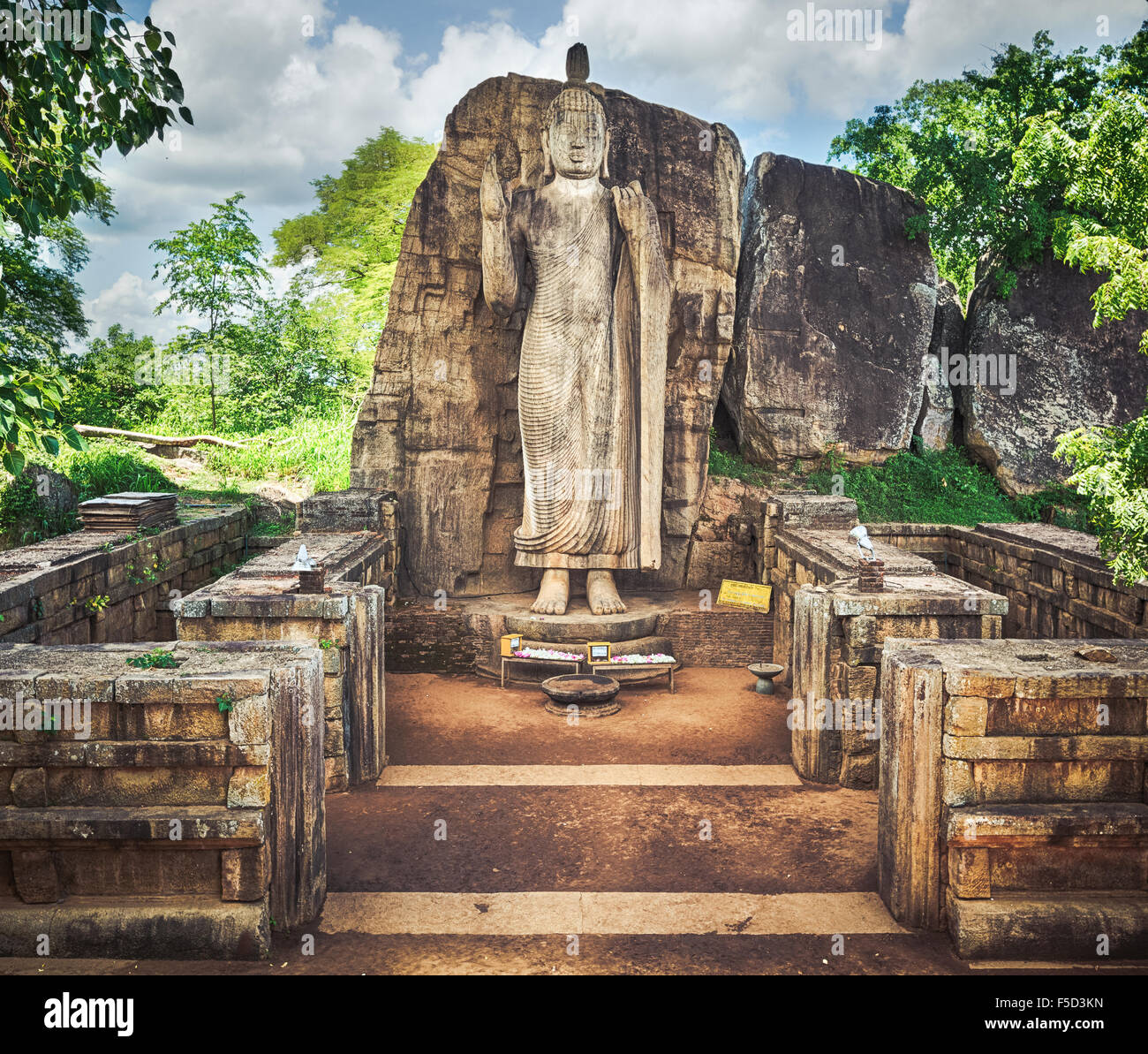 Avukana Kekirawa près de Statue de Bouddha, le Sri Lanka Banque D'Images