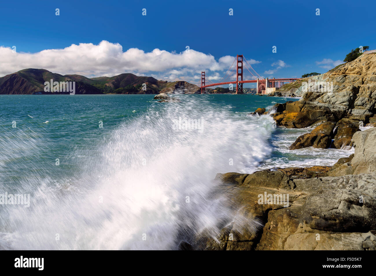 Éclaboussures des vagues dans le Golden Gate Bay, Californie Banque D'Images