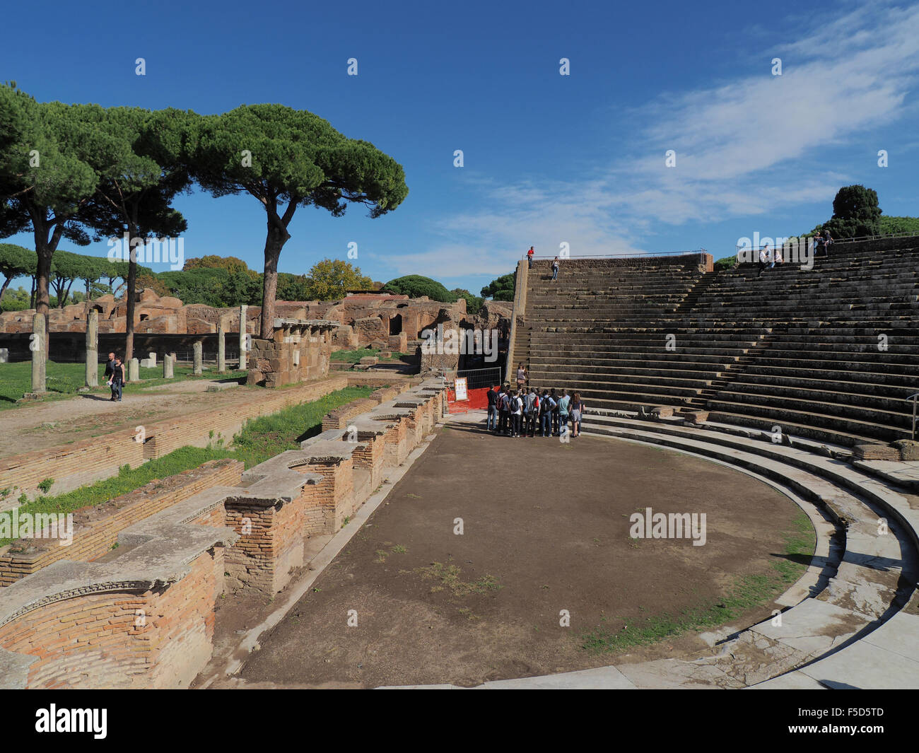 Le grand théâtre sur le site de fouilles d'Ostia Antica, près de Rome, Italie Banque D'Images