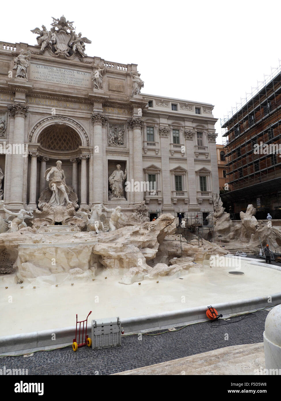 Travaux de maintenance sur la célèbre fontaine de Trevi à Rome, octobre 2015. La restauration a été payée par l'entreprise de mode Fendi. Banque D'Images