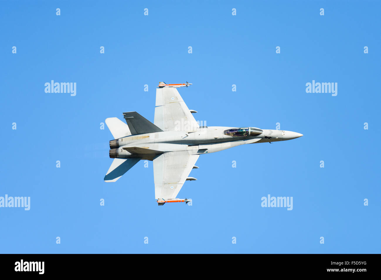 Top Vue latérale d'un avion F-18 finlandais dans un virage serré pendant un meeting aérien afficher Banque D'Images