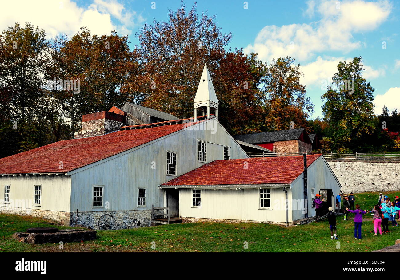 Hopewell Furnace, Pennsylvania : U.S. Park Ranger avec un groupe d'enfants de l'école en face de la Fonderie * Banque D'Images