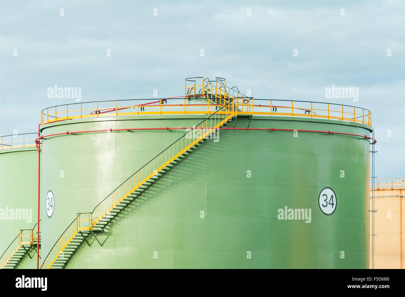 Réservoirs de stockage industriel. Réservoir d'huile avec l'échelle Banque D'Images