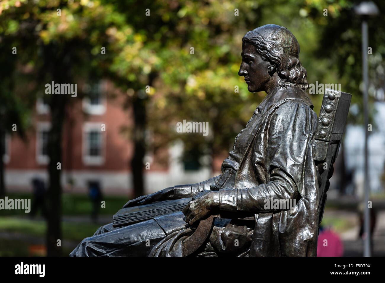 Sculpture en bronze de John Harvard donnant sur Harvard Yard main campus, l'Université de Harvard, Massachusetts, USA Banque D'Images