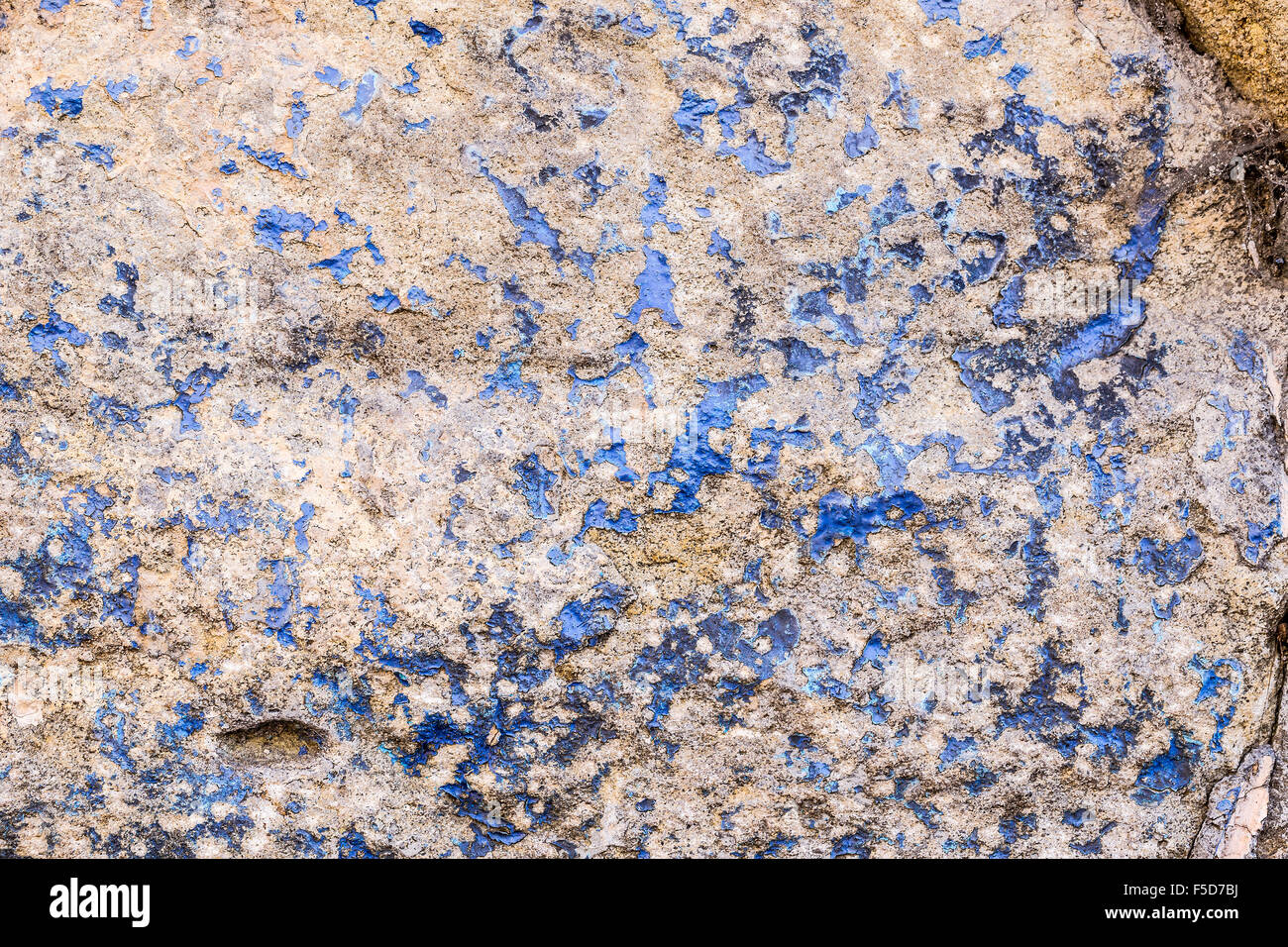 La peinture s'écaille ce vieux mur ce qui lui donne une texture artistique pour un nouveau design. Banque D'Images