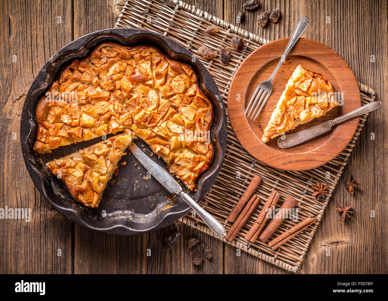 Vue du dessus de la tarte aux pommes faite maison, tranchés Banque D'Images