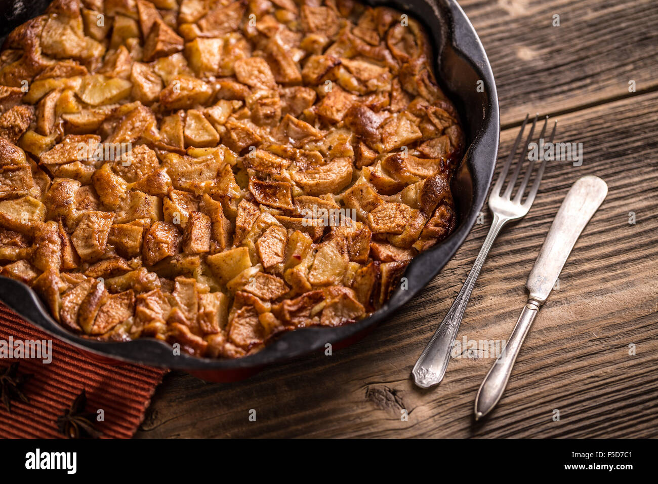 Tarte aux pommes faite maison dessert dans un moule à gâteau en métal Banque D'Images