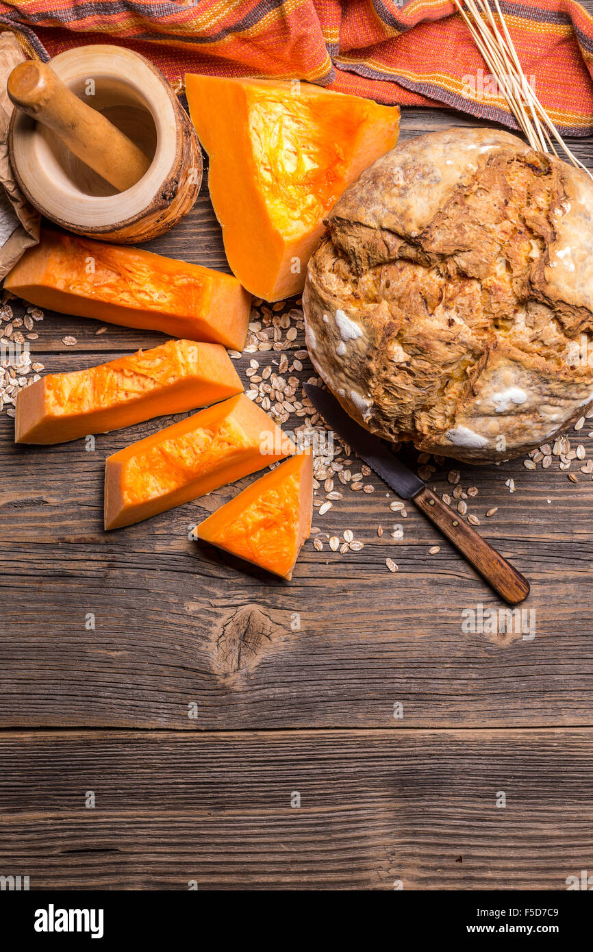 Vue de dessus de pain au levain à la citrouille Banque D'Images