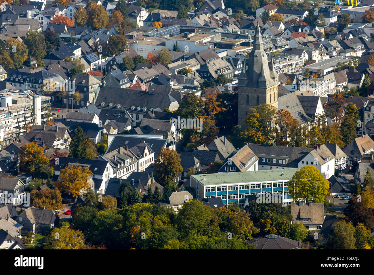 Vue urbaine avec provost church, Brilon, Sauerland, Rhénanie du Nord-Westphalie, Allemagne Banque D'Images