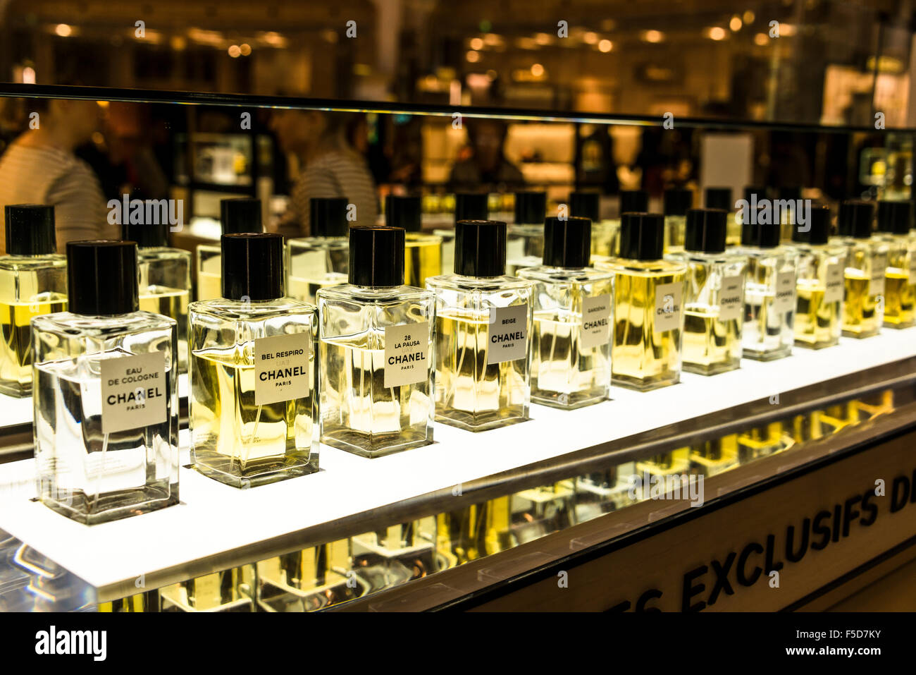 Shopping perfume in galeries lafayette Banque de photographies et d'images  à haute résolution - Alamy