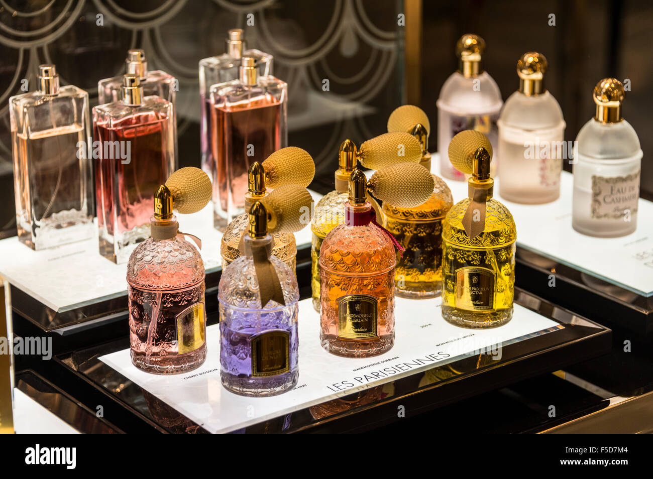 Flacons de parfum sur l'écran de vente, Galeries Lafayette, Paris, Ile-de-France, France Banque D'Images