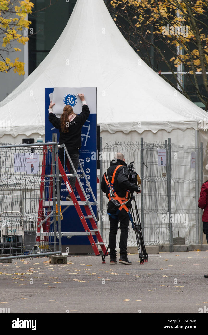 Baden, Suisse. 2e novembre 2015. Logos d'Alstom en cours de suppression par travailleur à installer GE logos pour fusion et acquisition de General Electric. Carsten Reisinger/Alamy Live News. Banque D'Images